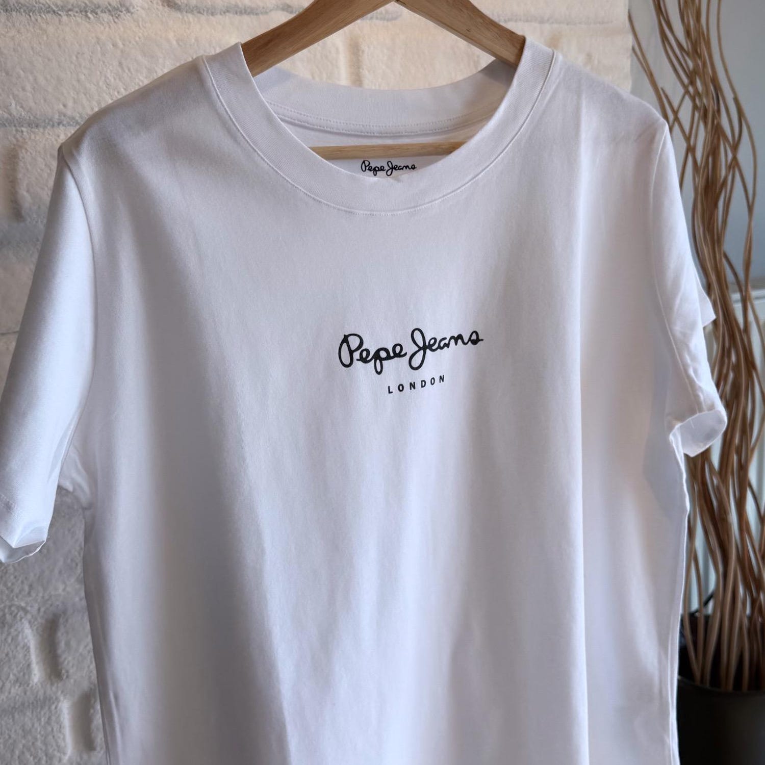 Minimalist White Logo T-Shirt: Soft Cotton Unisex Tee