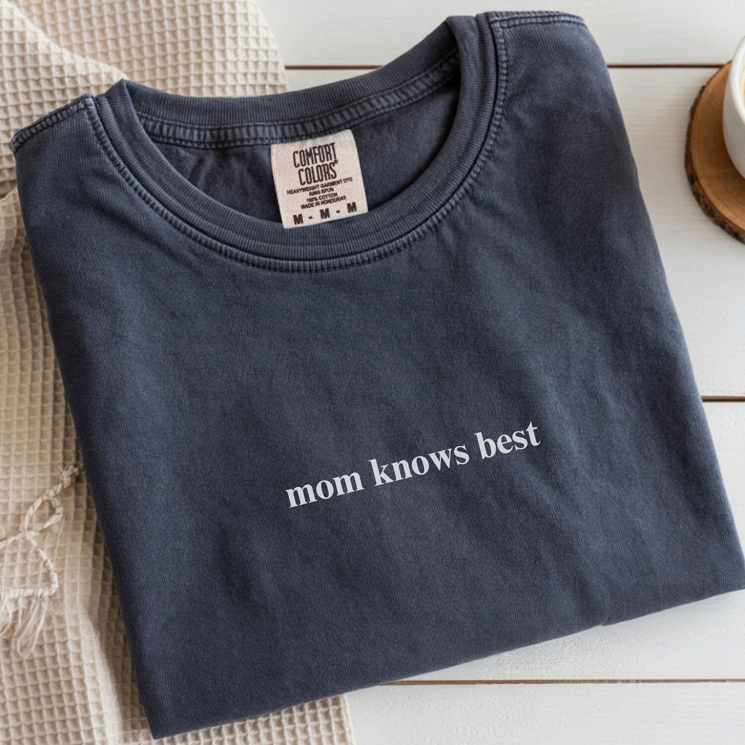 Mom Knows Best Oversize T-Shirt – Funny Mother’s Day Gift, Trendy Graphic Tee, Minimalist Oversized Shirt