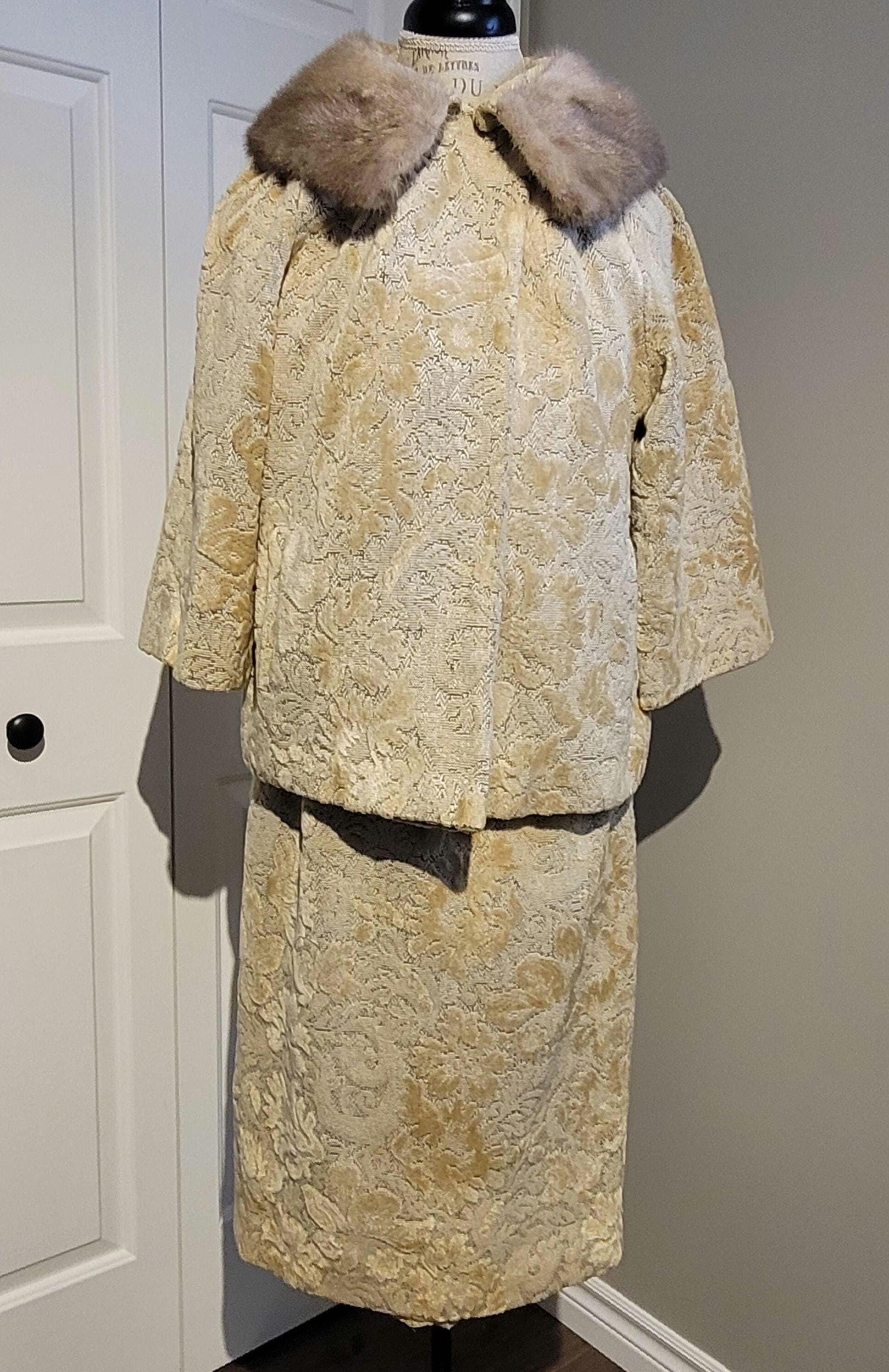 1950 Women Tapestry Suit Set Carpet Mink Collar Business Formal Graphic Tee – Soft Feel · Must-Have Style