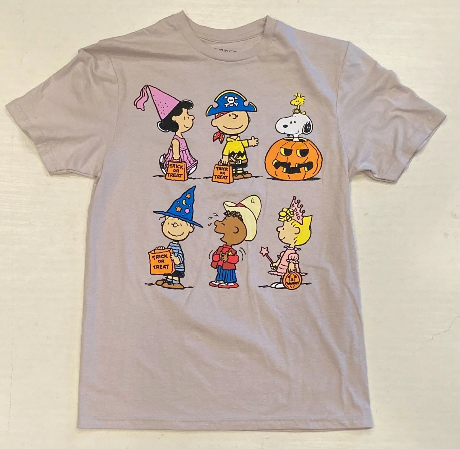 Men's Peanuts Gang Tan Halloween Short Sleeve T-shirt Small S New Charlie Brown